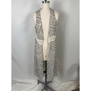 Maurices Medium Geometric Lightweight Sleeveless Kimono Cardigan Lace Detail